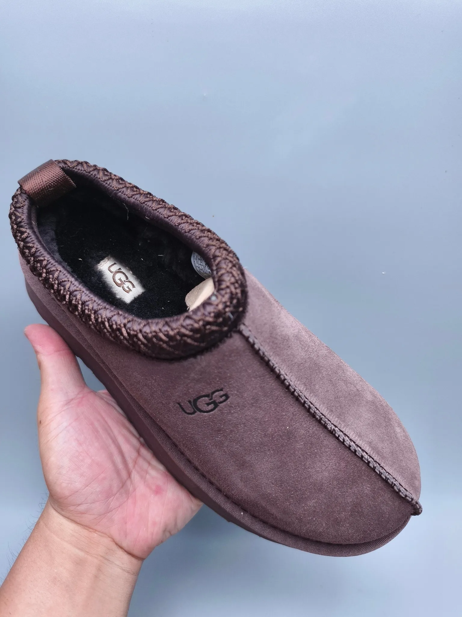 💰440 UGG sheepskin all-in-one snow boots 2553 co-branded national trend style thick-soled one-leg women’s snow boots🐾~ 🍭 A co-branded trendy item launched with well-known designer brands Feng Chen Wang and TELFAR. Zhou Dongyu & Wang Jiaer’s same style Fang Kete boots. The slip-on design makes it easy to put on and take off, and can be used indoors or outdoors. The exotic edging design is eye-catching, and it is definitely worth buying~ 🍭Material: cowhide➕sheep fur Outsole: rubber (light wing technology) 🍭Color: black, maroon, sand, dark green, light gray, chocolate, beige, walnut, brown, dark gray, red 🍭Number of codes: 35-42